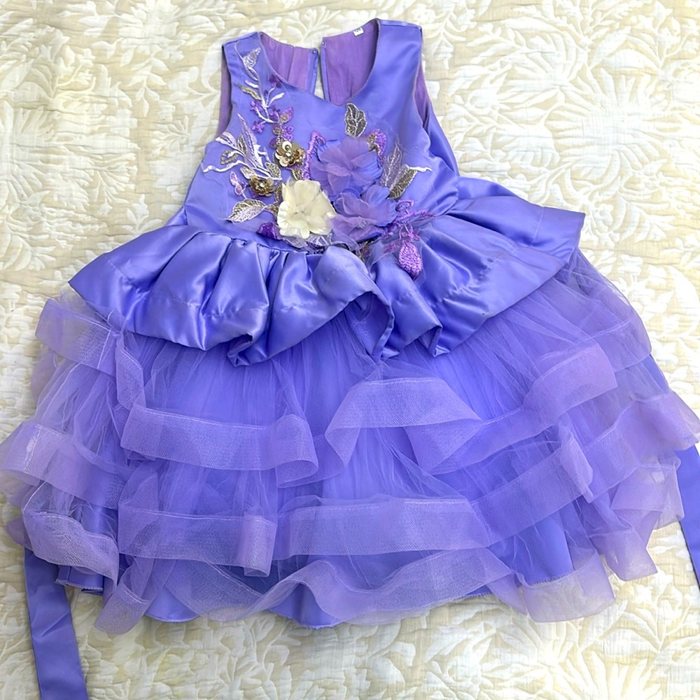 Preowned beautiful puffy party dress.